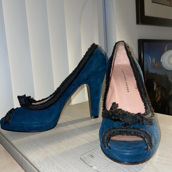 MARC BY MARC JACOBS • PEEP TOE PUMP HEEL - Picture 3 of 4